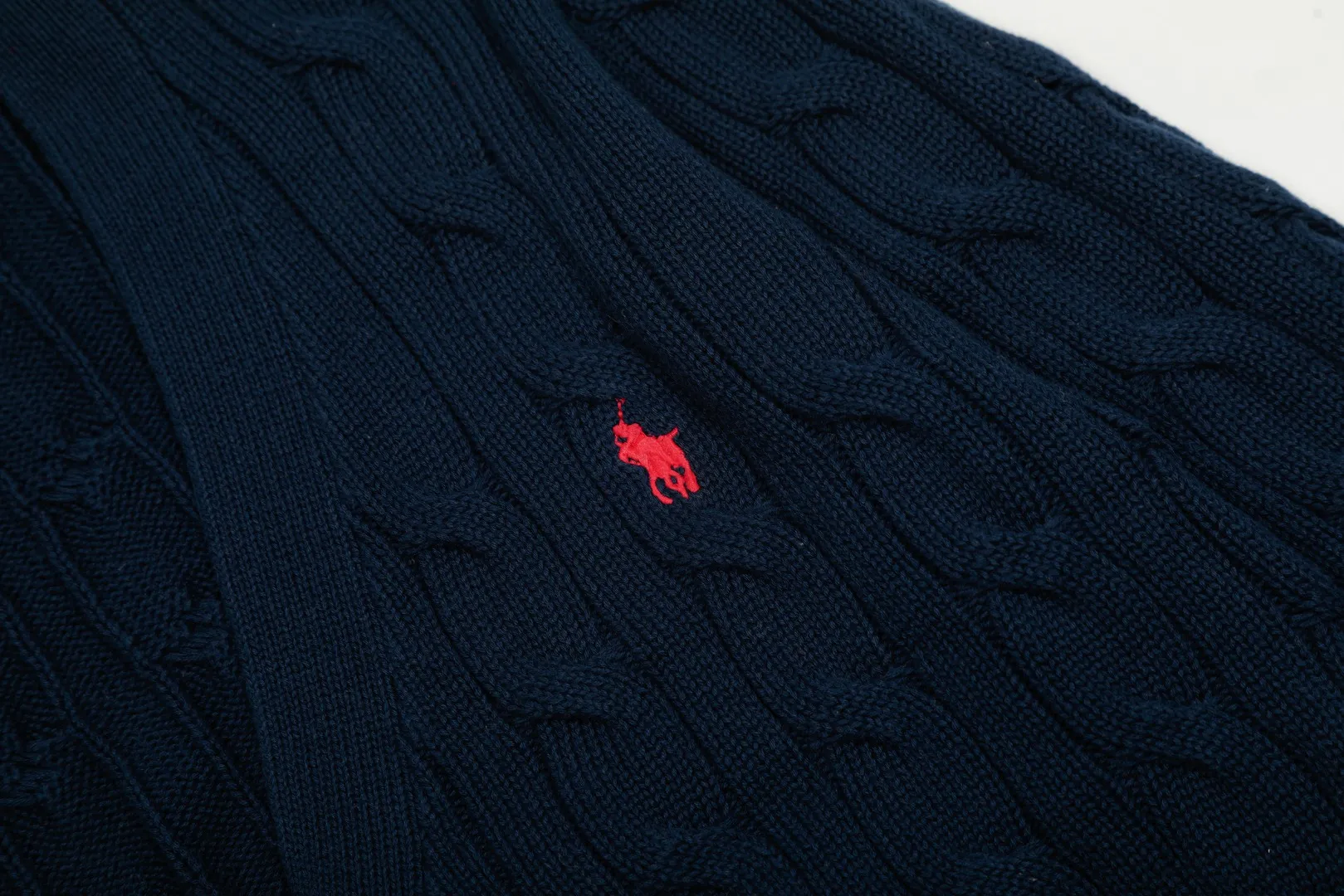 P250 Top quality" Style number: DS113# (not off the shelves all year round) [Ralph Lauren large V-neck solid color pony embroidered logo twist knitted cardigan] ✅Ralph Lauren classic basic versatile goddess style large V-neck knitted cardigan jacket ✅Main supply platform live broadcast Wholesale entities Replenish when out of stock Not off the shelves ✅ZP quality 1:1 version Scan the code to enter the GF website Counter quality ✅Detailed quality is the only one in Guangzhou Imported quality cotton yarn, focusing on high-end, cost-effective, good quality needless to say ✅The version is restored to the original order, the maximum size can be worn up to 160 pounds, loose, comfortable and stress-free ✅The upper body is simple and easy to match, ootd must-have style, good-looking clothes are never picky, a must-have in the goddess' wardrobe. Size: S-XL Color: Black White Gray Light Blue Khaki Pink Yellow Chinese Red Navy Blue White Label Navy Blue Red Label